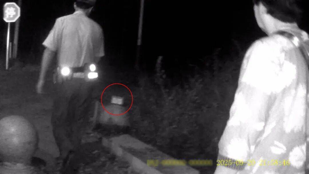 北京一老人夜晚打车到20多公里外，要把钱埋土里，司机紧急报警！