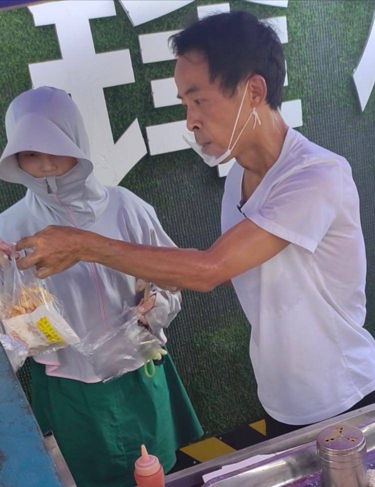 揭秘“鸡排哥”和“鸡排家族”:没火前他免费教亲戚炸鸡摆摊,走红后亲戚都来帮忙打下手