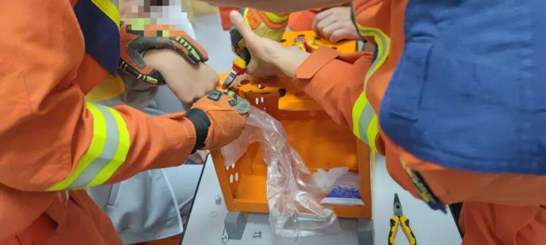 “同学,别乱伸手!”中学生因贪玩手指被卡