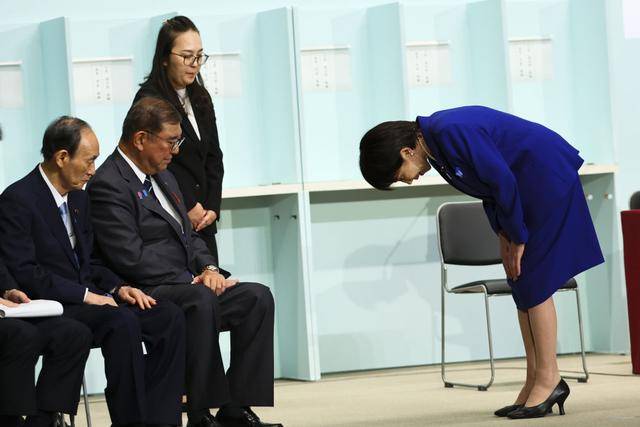 想当好日本首位女首相,得处理好这些“烂摊子”