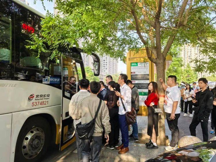 建议“公交老年卡高峰期禁用”,能解决问题吗?