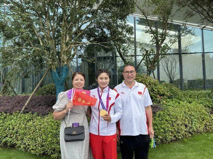 顾客手抖把97.5元付成975元!浙江老板报警寻人,亚运冠军女儿为老爸点赞