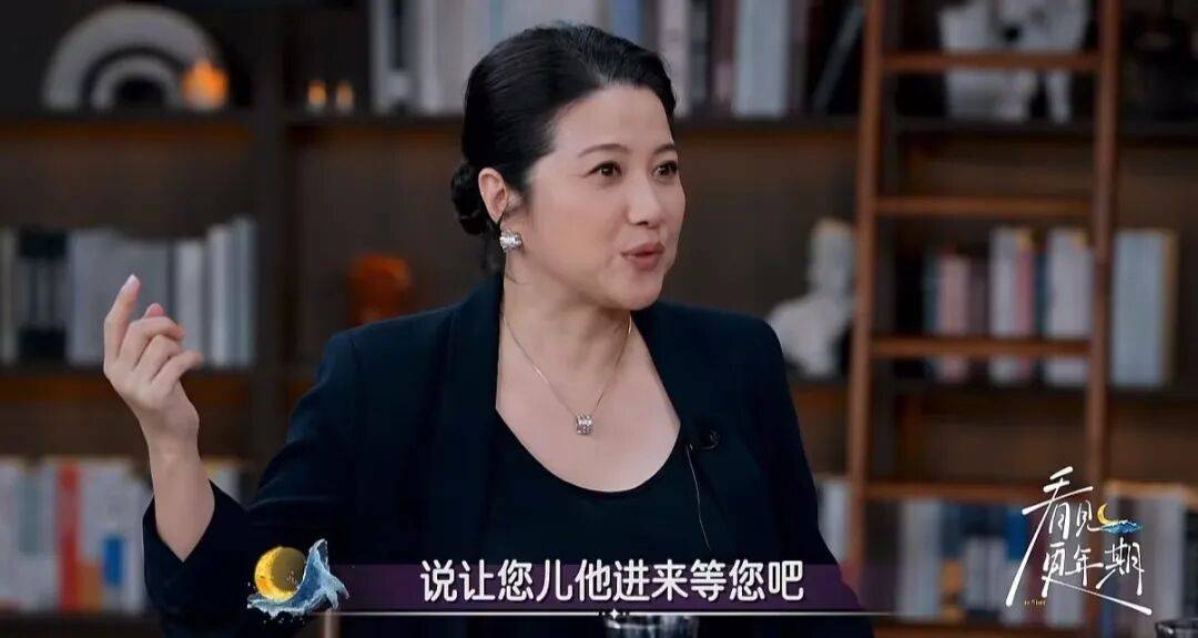 52岁影后颜丙燕公开小20岁男友:他知道我将步入更年期,已甜蜜相恋5年,两人出门必须手拉手