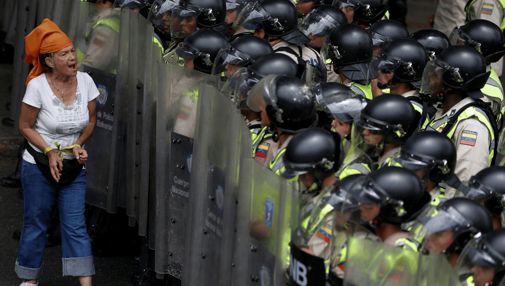 委内瑞拉发出投降请求,马杜罗用下台换取美国不动武,特朗普却无情拒绝