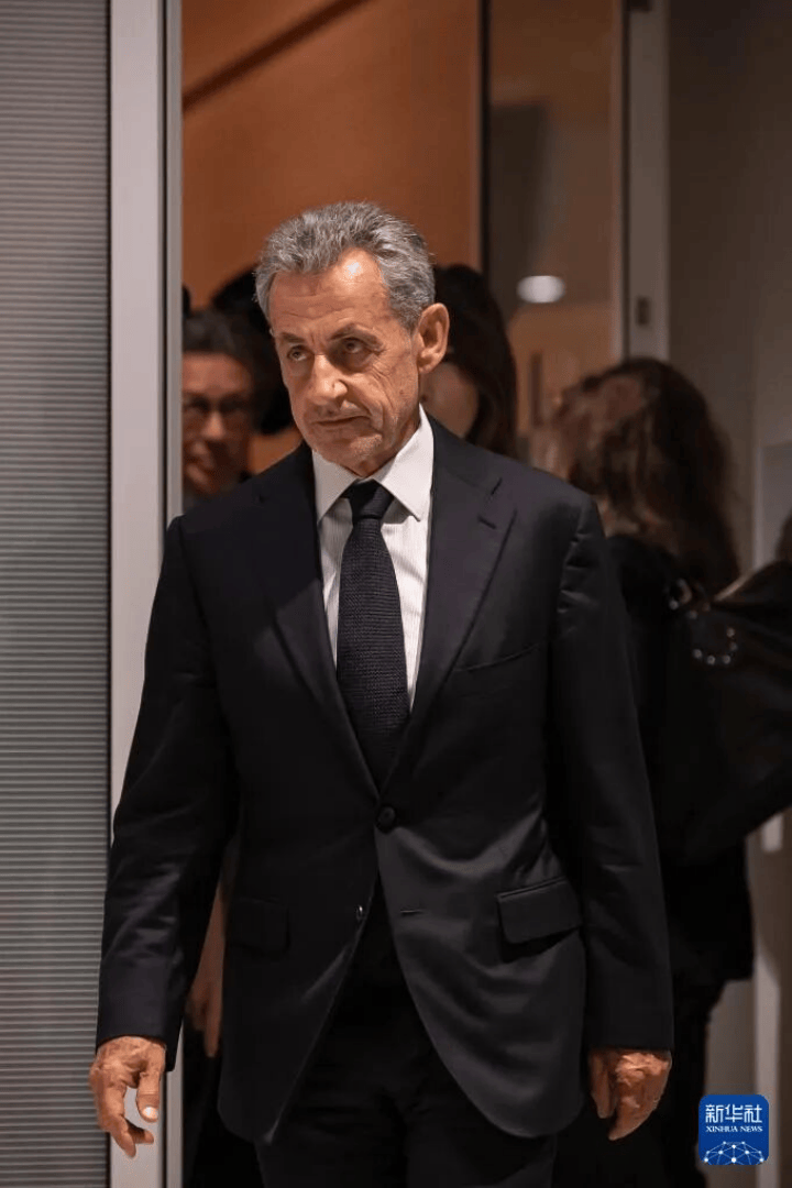 70岁法国前总统萨科齐的“坐牢style”:入狱前密会马克龙,入狱后开始写书