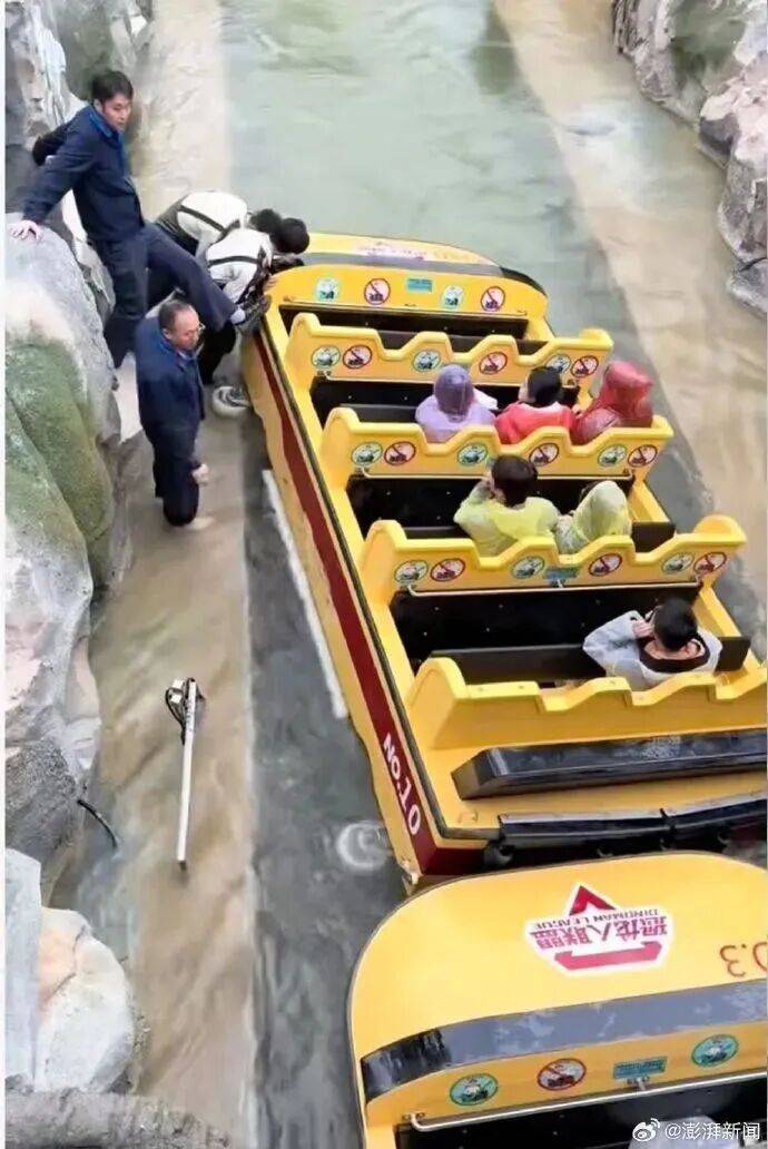 常州中华恐龙园水上游乐项目发生脱轨事故