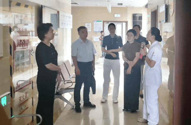 “大医院专家来了,我们在社区看病,也更放心了”