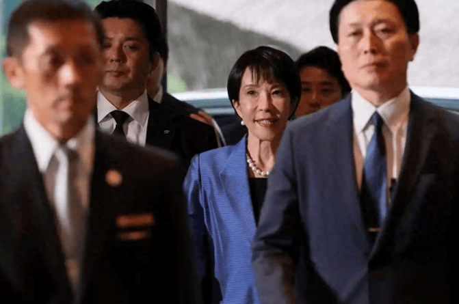 迟迟等不到北京贺电后，高市早苗公开道歉，日本社会面临巨大难题，特朗普将上门要账，释放信号强烈