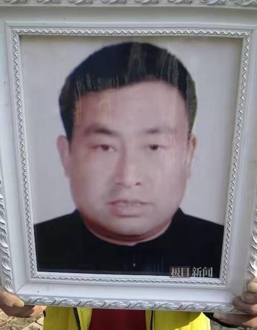 男子追赶偷狗贼遭棒击并被毒针射死,15年后一主犯仍在逃,受害者儿子:想为父亲申报见义勇为