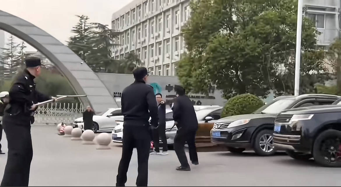 男子持刀与警方对峙,被路虎一脚油撞飞,网友喊话车企“接流量”,品牌方称“会表示”