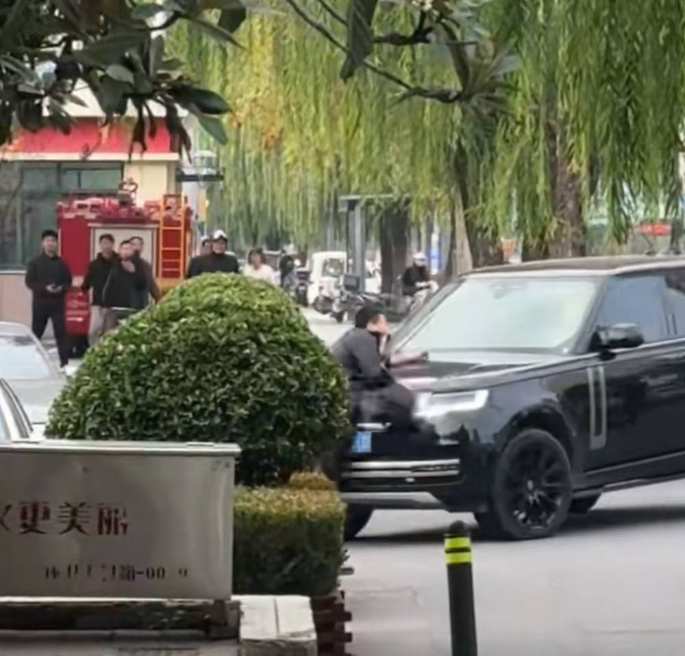 男子持刀与警方对峙,被路虎一脚油撞飞,网友喊话车企“接流量”,品牌方称“会表示”