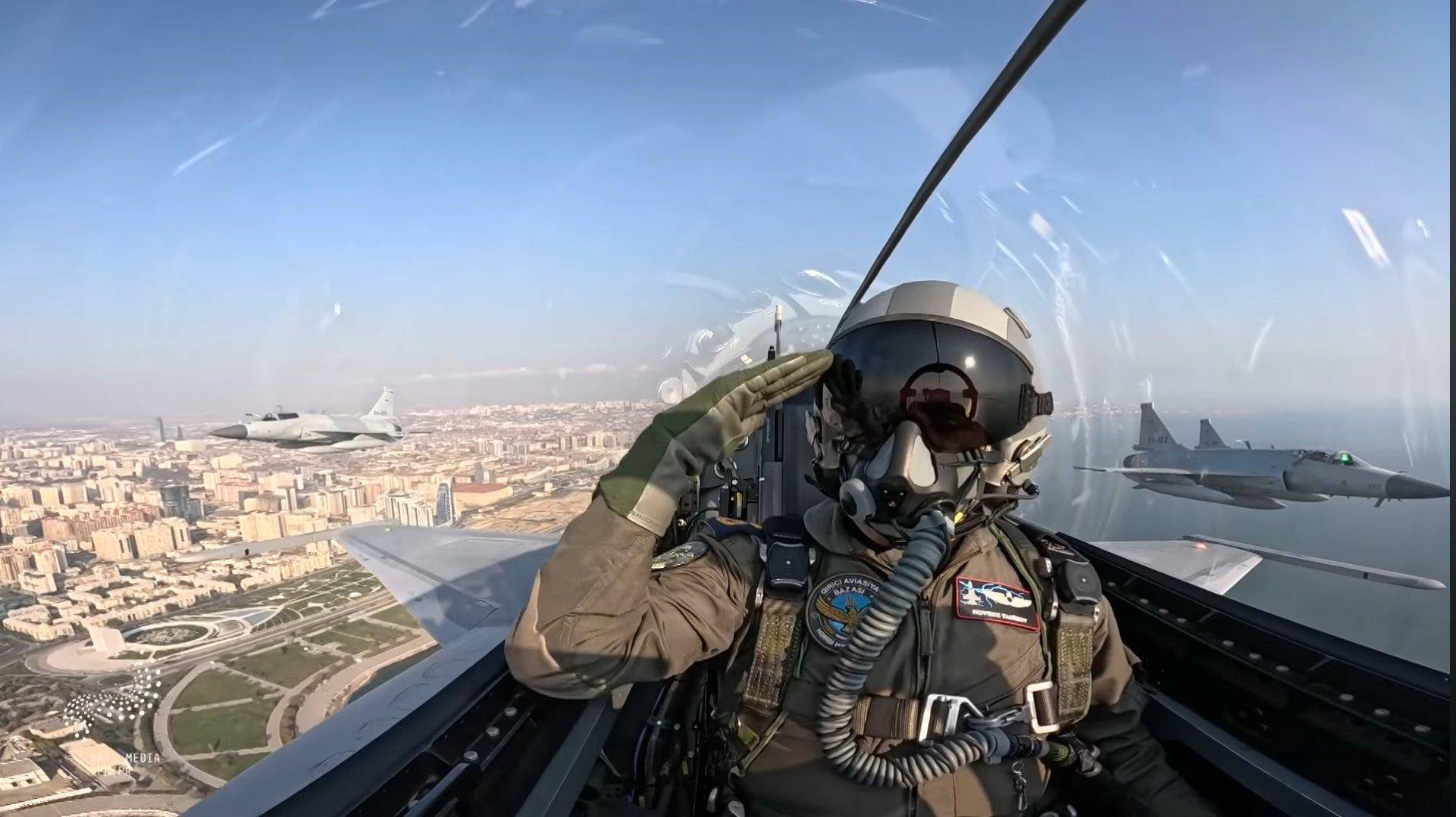 反转再反转,终于实锤!阿塞拜疆官宣装备5架枭龙,吊打所有邻国