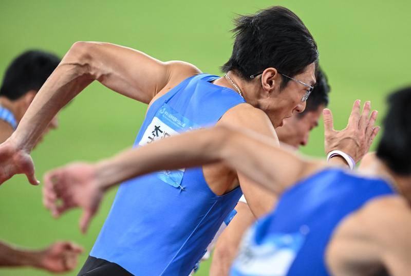 新科百米冠军:半路出家的跑者 做梦都没想到拿金牌